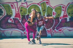 Chica y chico con estilo urbano