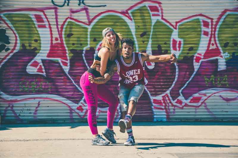 Chica y chico con estilo urbano