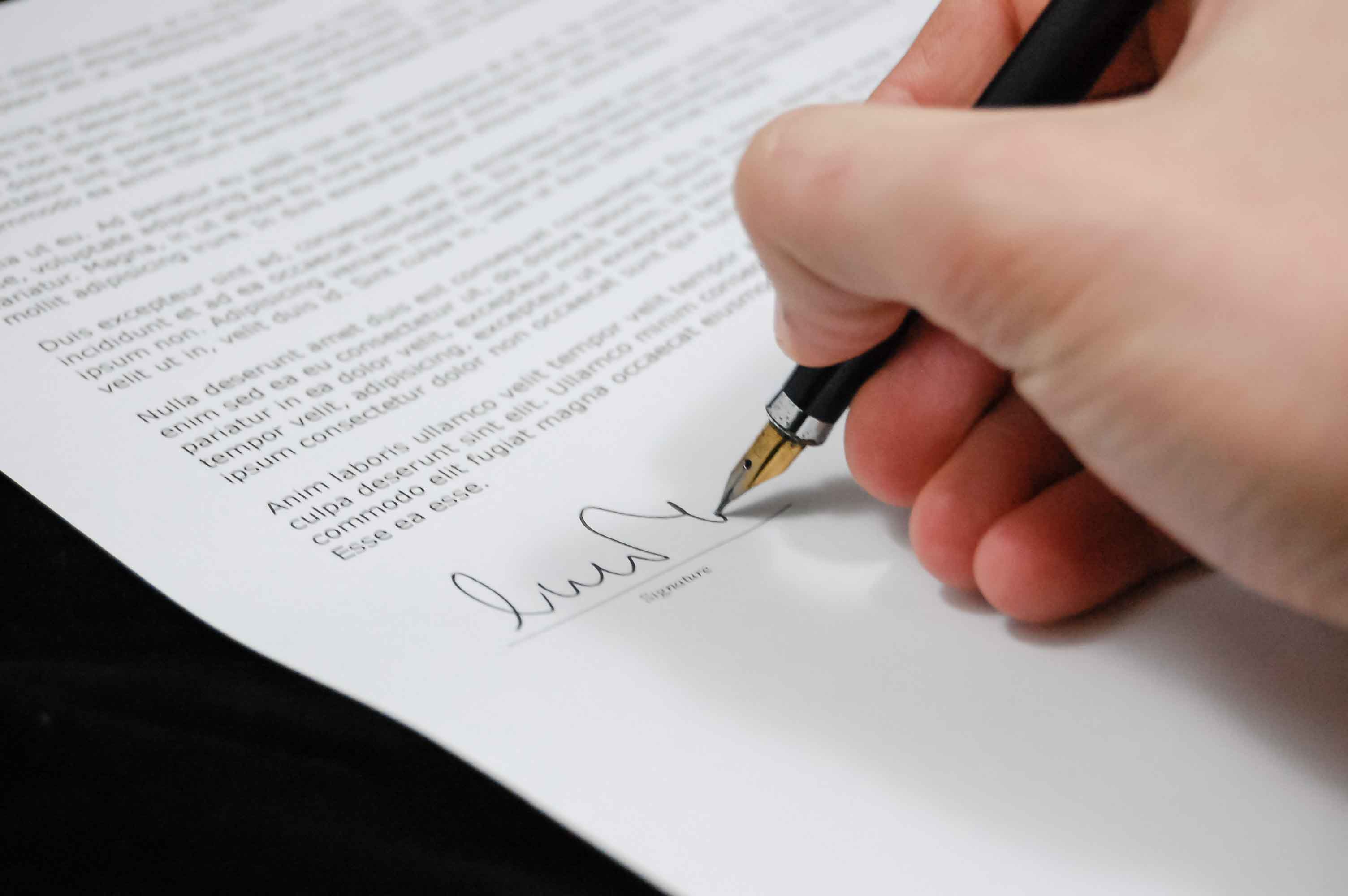 Persona firmando carta corporativa