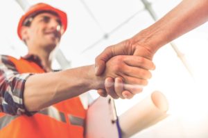 Arquitecto dándose la mano con alguien