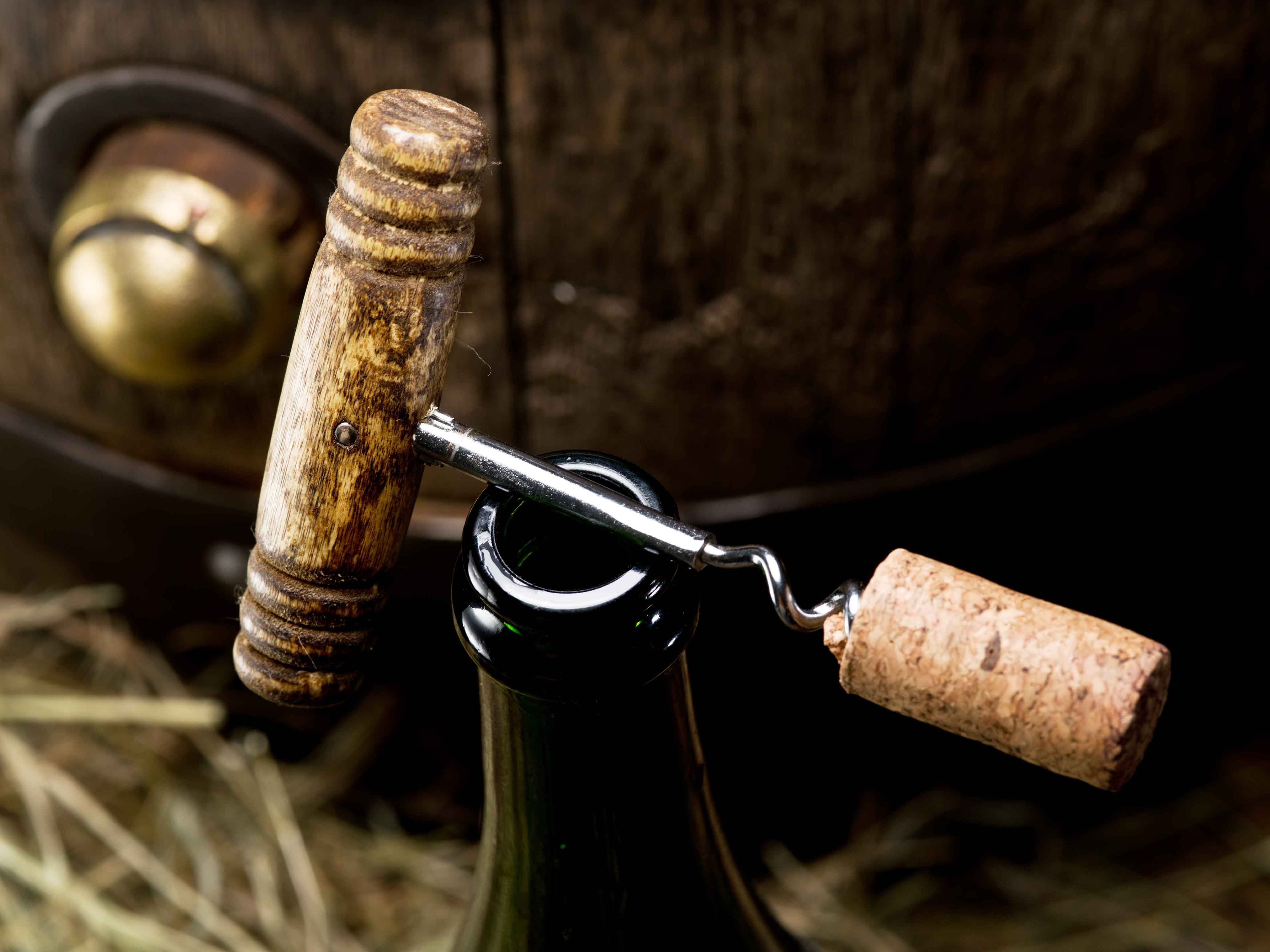 Sacacorchos sobre botella de vino