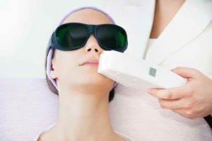Chica recibiendo electrolisis en el labio