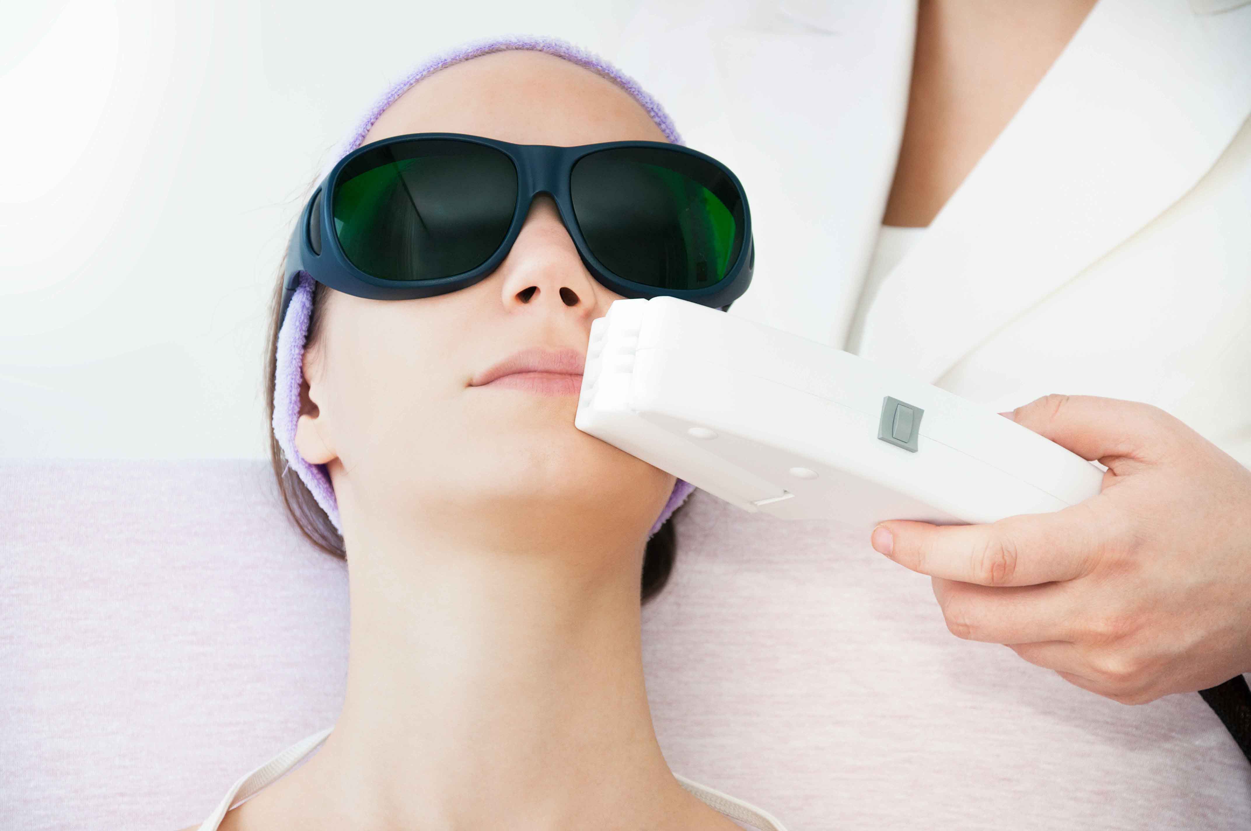 Chica recibiendo electrolisis en el labio