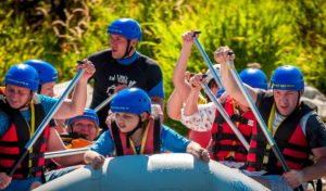 Gente practicando rafting