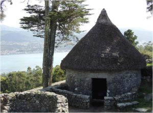 ruina de vivienda de piedra en paisaje rural
