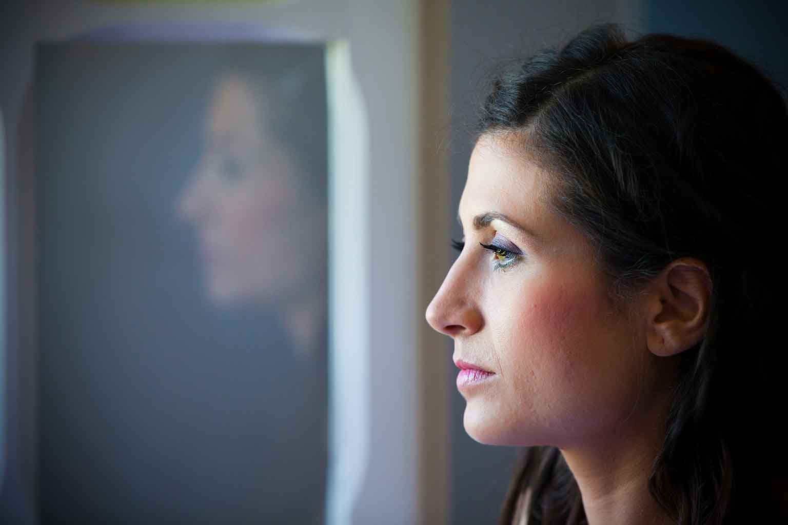 Chica mirando por una ventana