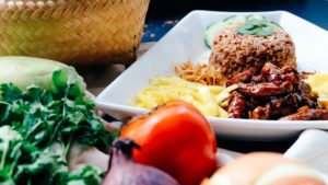 Platos con alimentos de apariencia sana