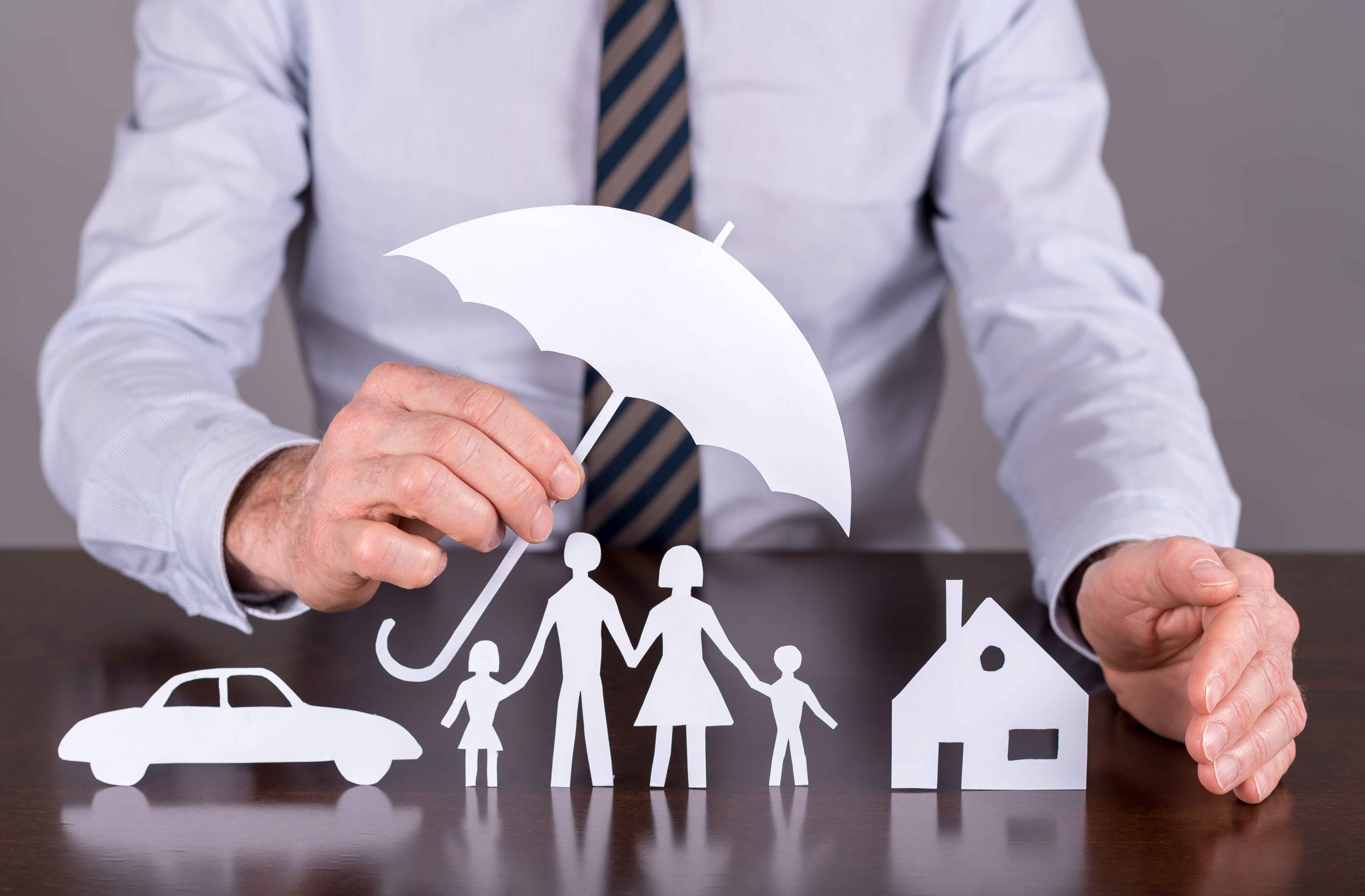 Hombre jugando con motivos inmobiliarios