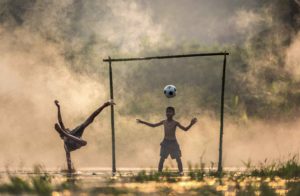 Chicos jugando al fútbol