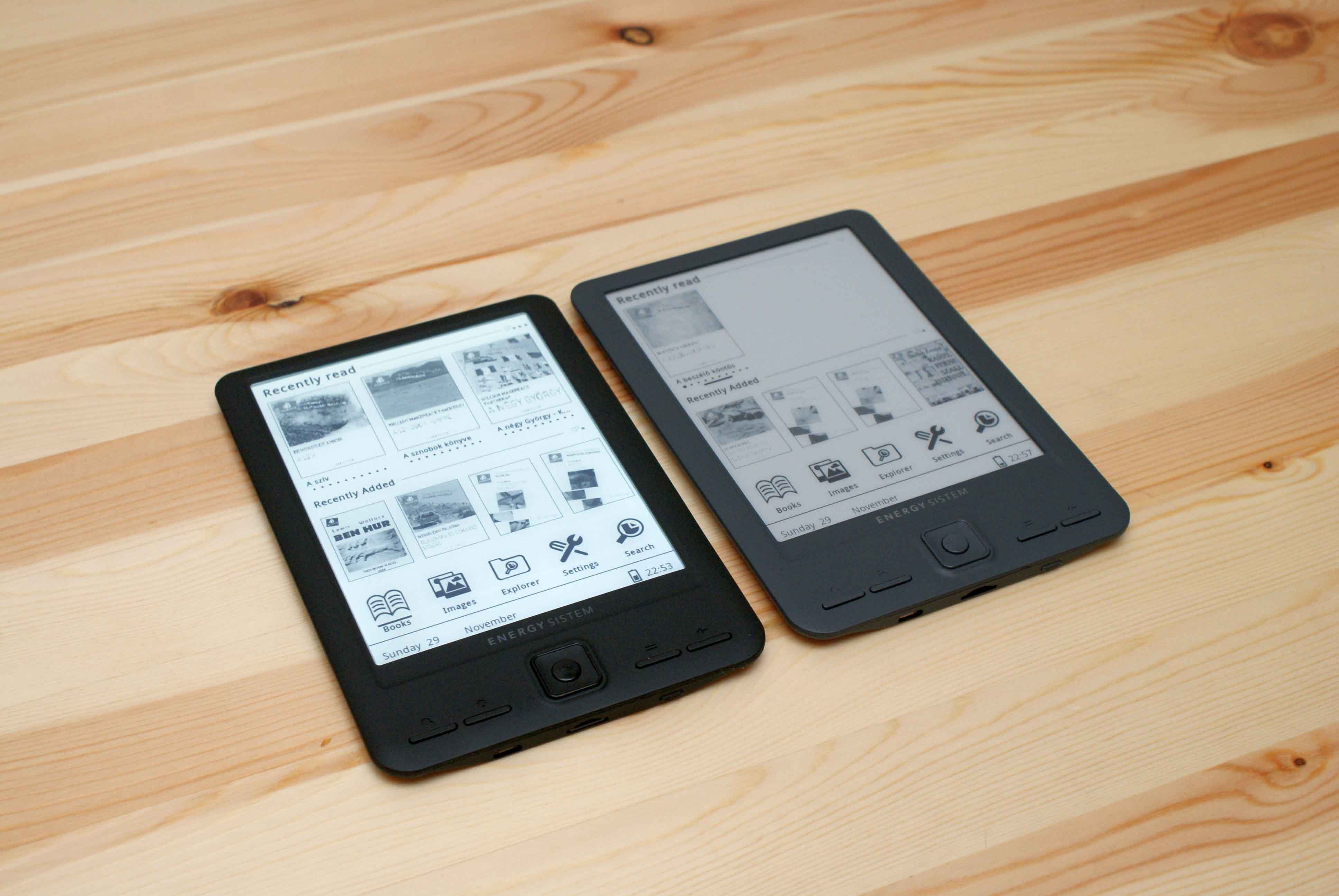 Dos ebooks sobre una mesa
