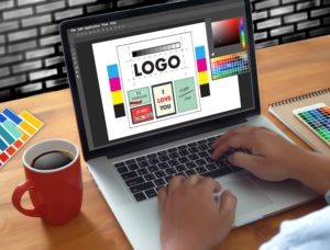Perdona diseñando un logotipo en un ordenador portátil