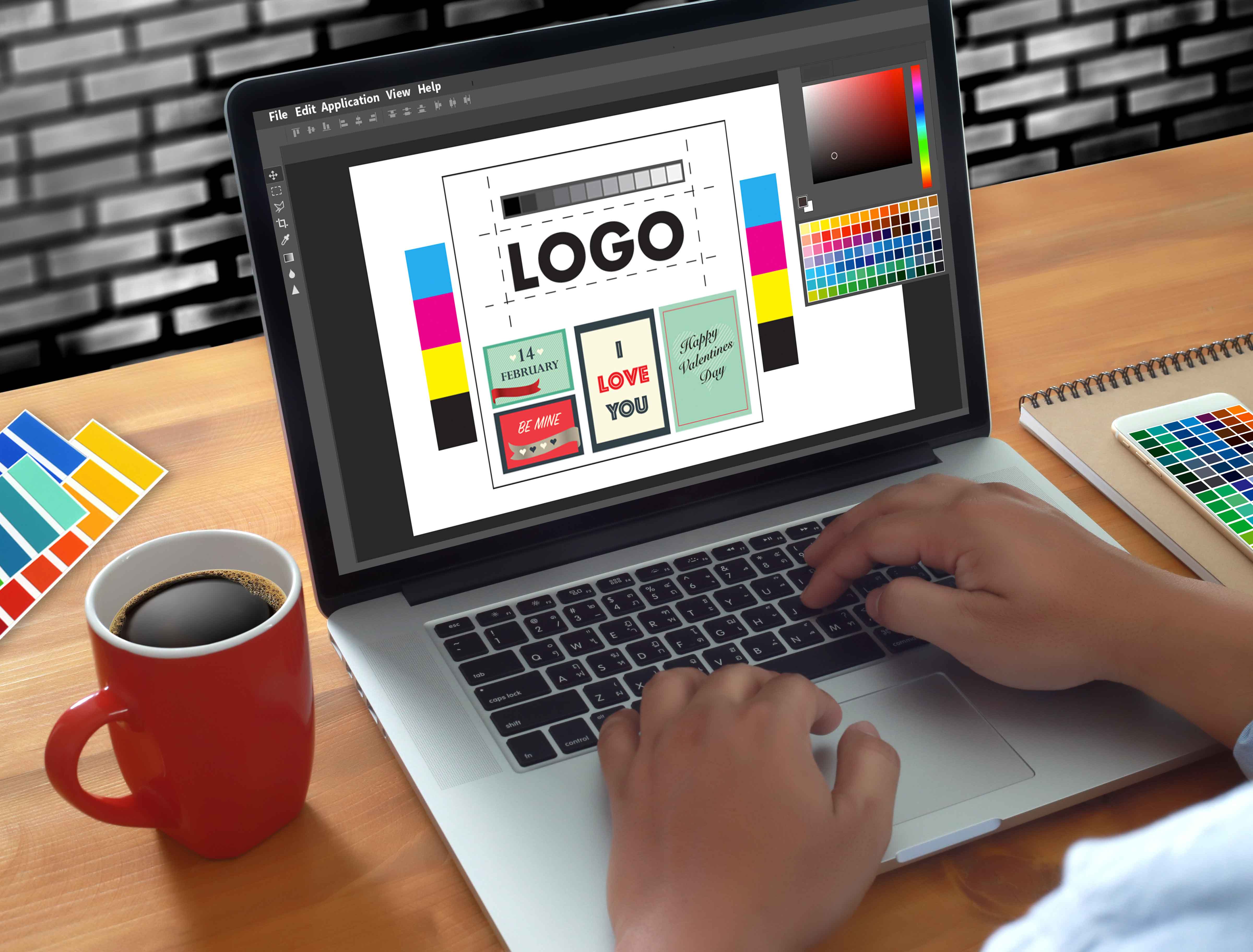 Perdona diseñando un logotipo en un ordenador portátil