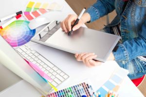 Estudio de diseño con trabajador de espaldas