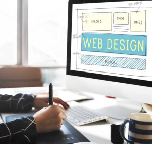Pantalla de ordenador con boceto de página web