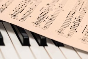Partitura sobre teclado de piano
