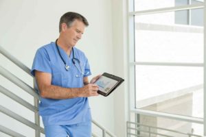 médico mirando una tablet
