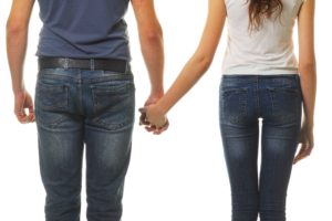 Pareja cogida de la mano