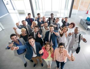 Grupo de trabajadores jóvenes sonrientes