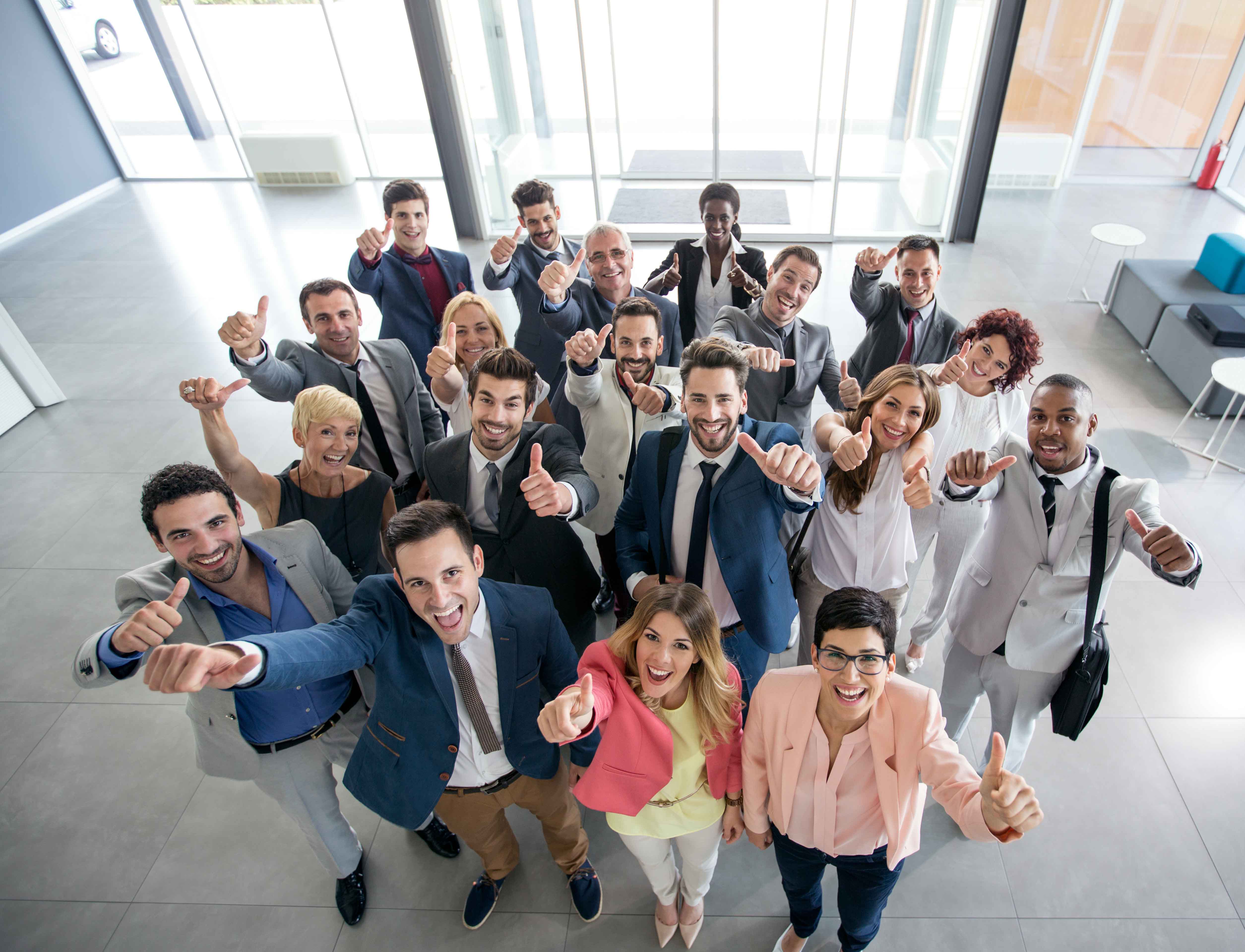 Grupo de trabajadores jóvenes sonrientes
