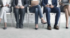 Pies de gente esperando una entrevista de trabajo