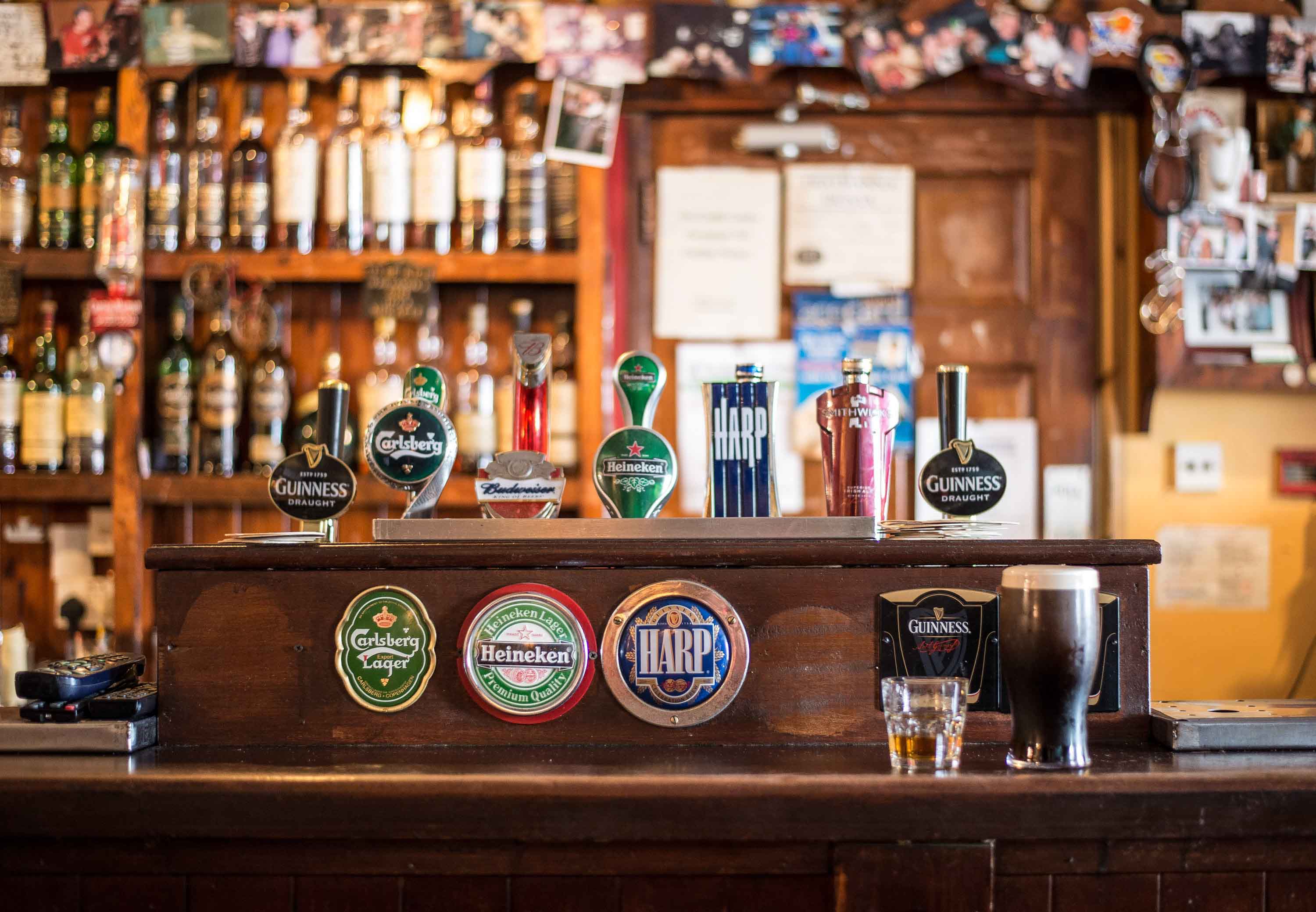 Barra de bar con grifos de cerveza