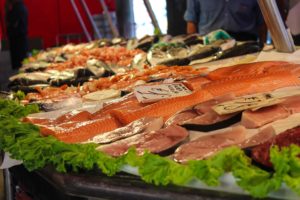 Mostrador de una pescadería con salmón