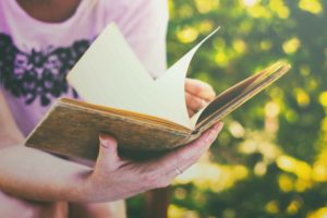 Chica con libro en la mano