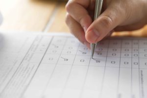 Persona cubriendo formulario