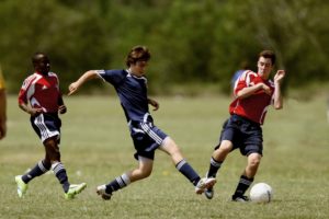Niños entrenando a fútbol