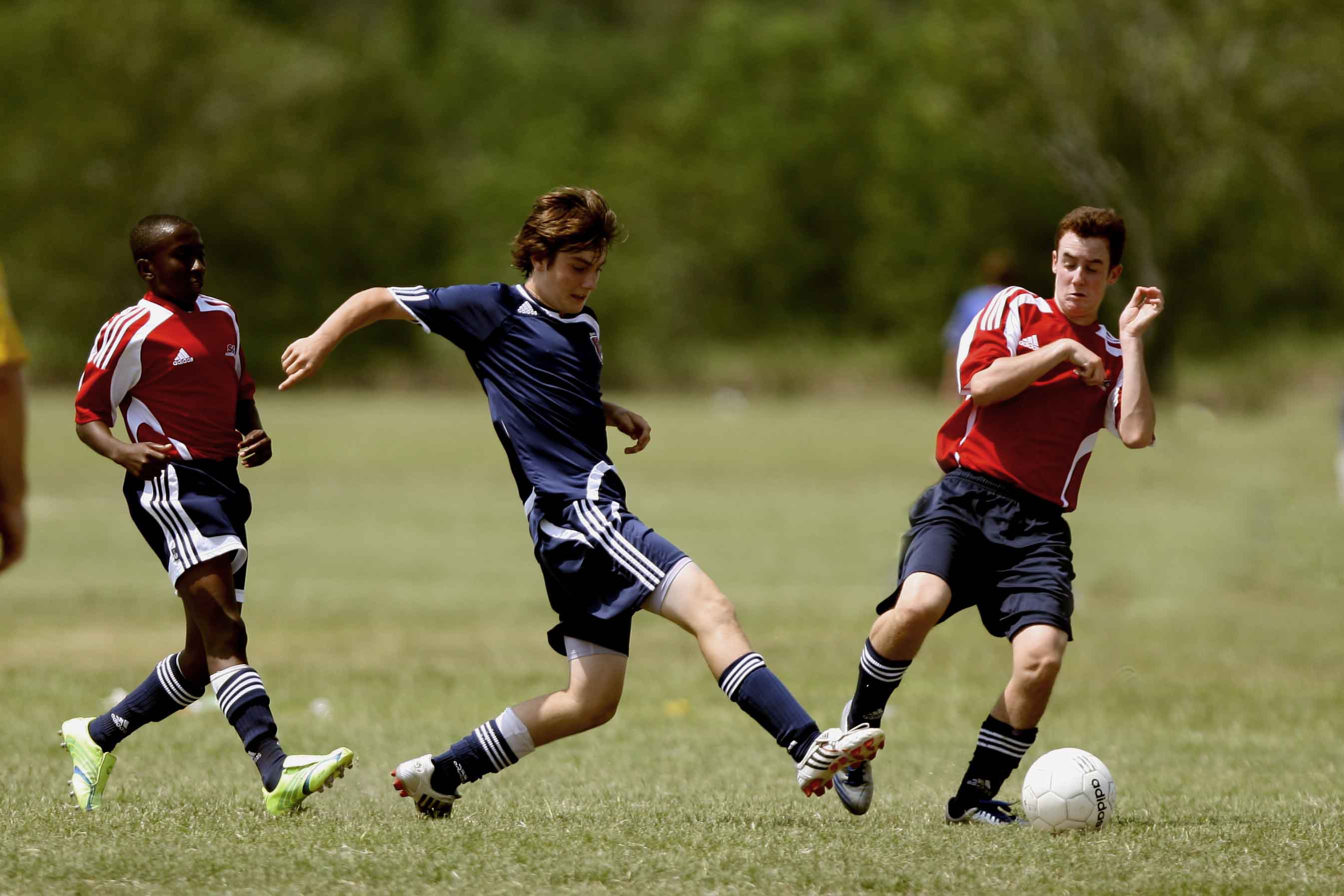 Niños entrenando a fútbol