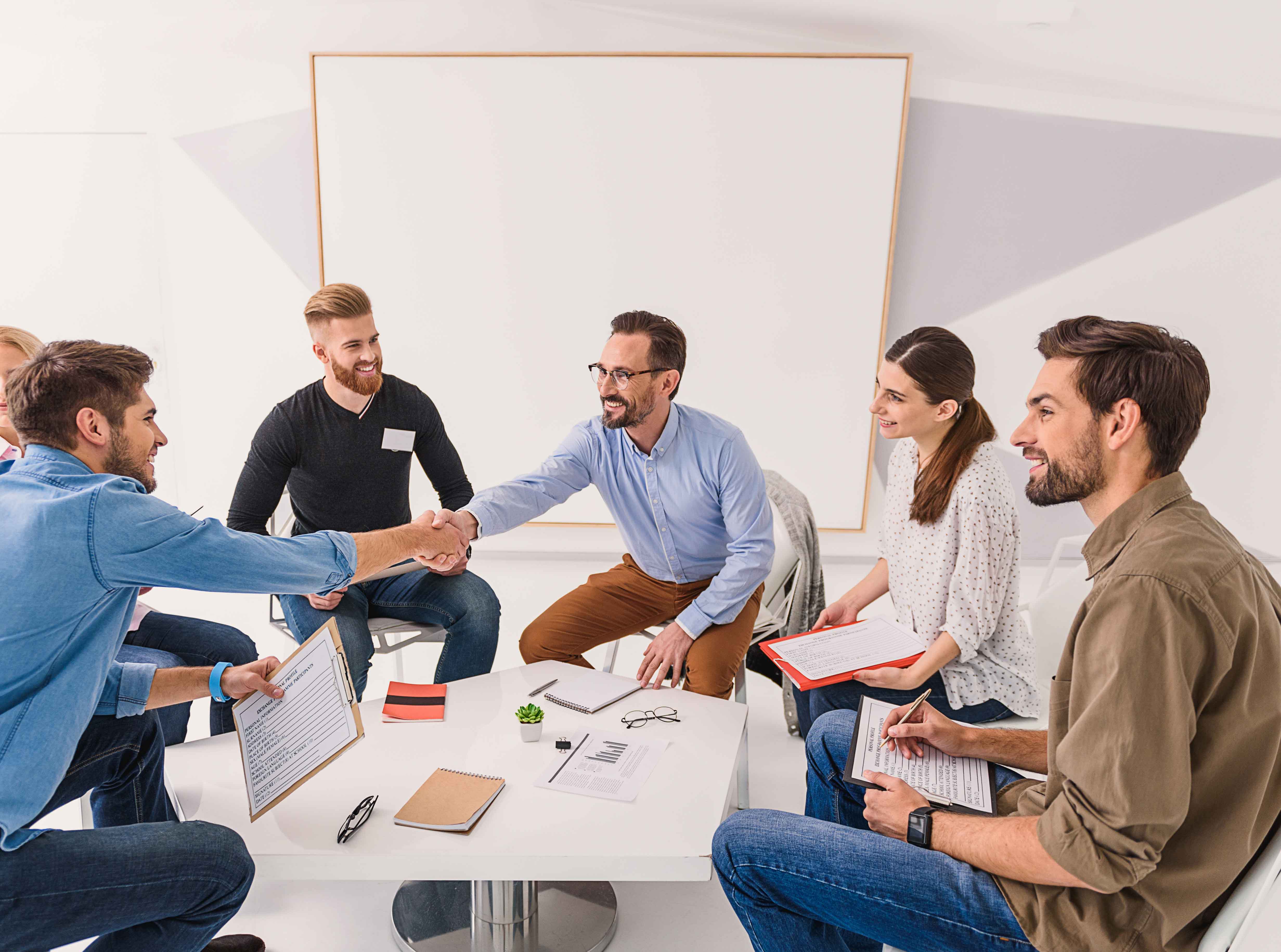 Chicos reunidos en círculo
