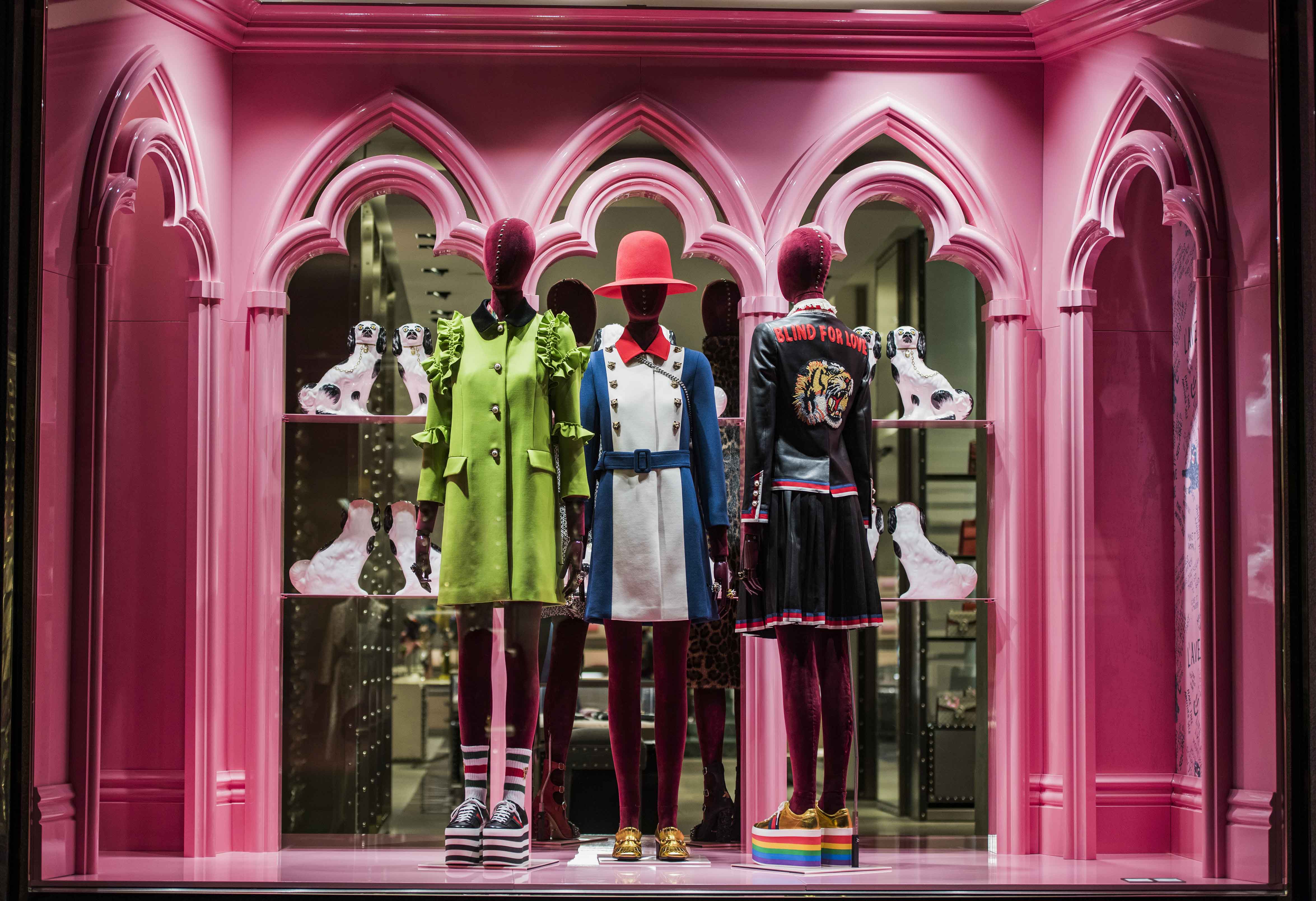 Escaparate rosa con tres maniquís de chica