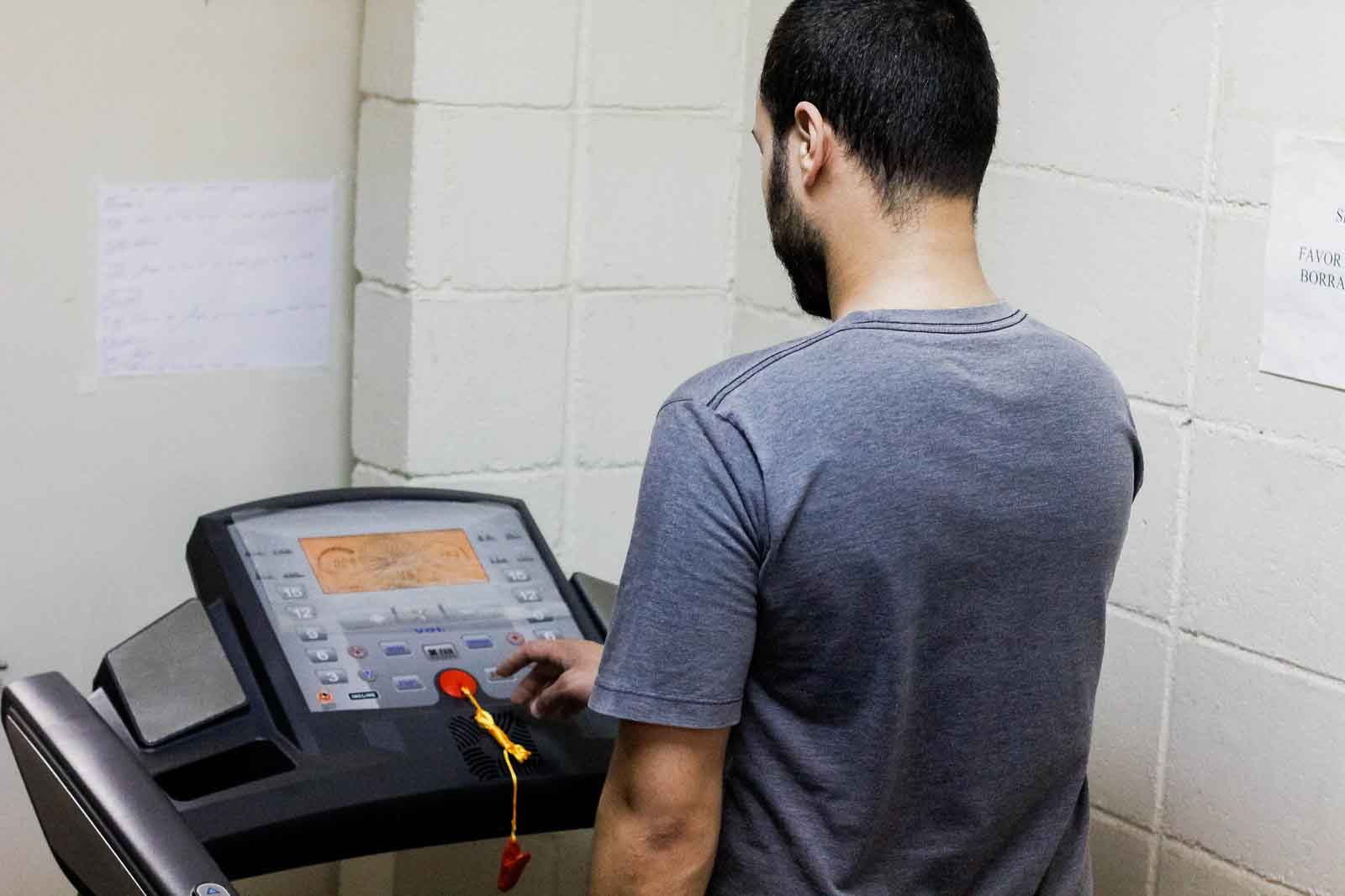 Chico rehabilitándose en cinta de correr