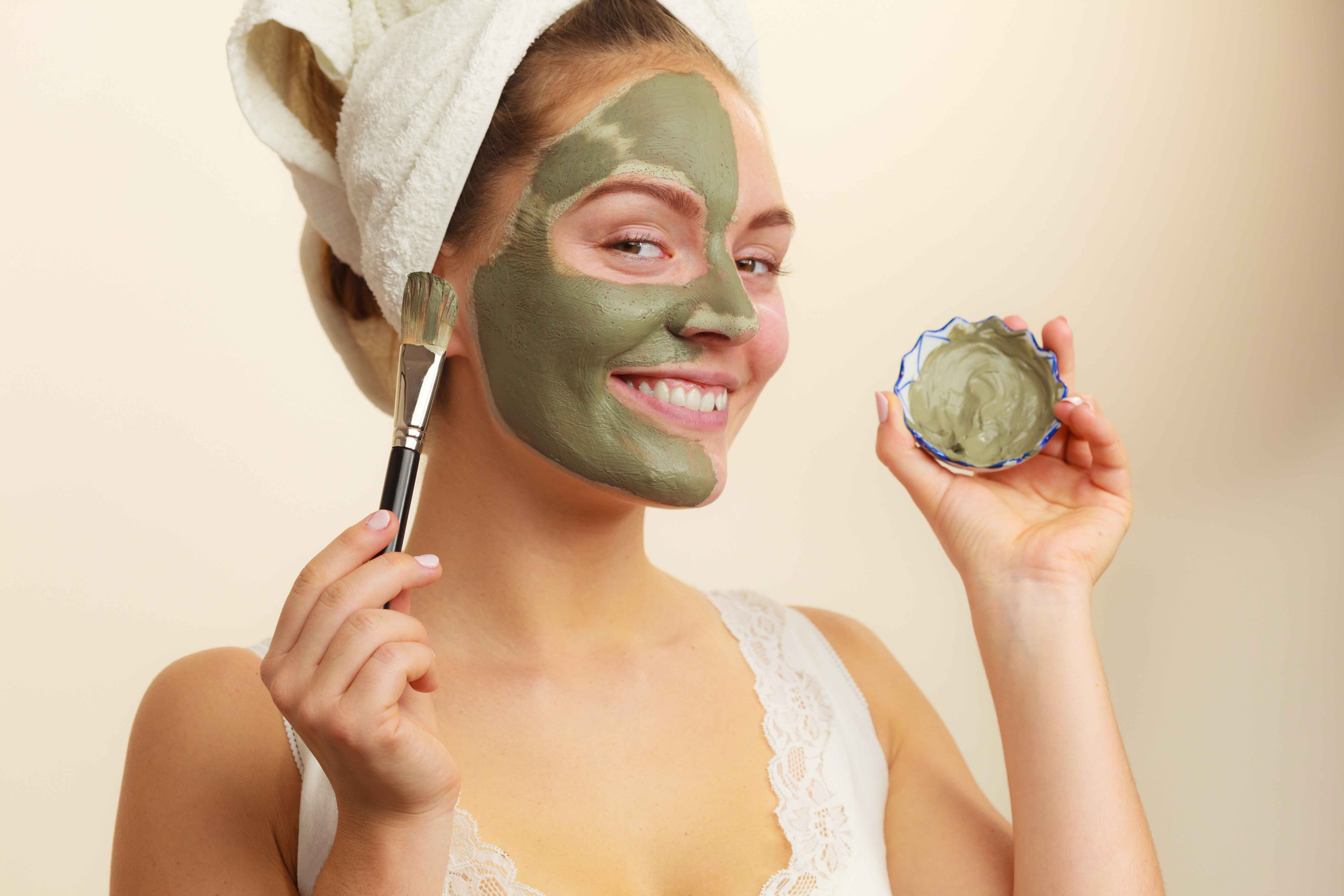 Chica con mascarilla facial verde