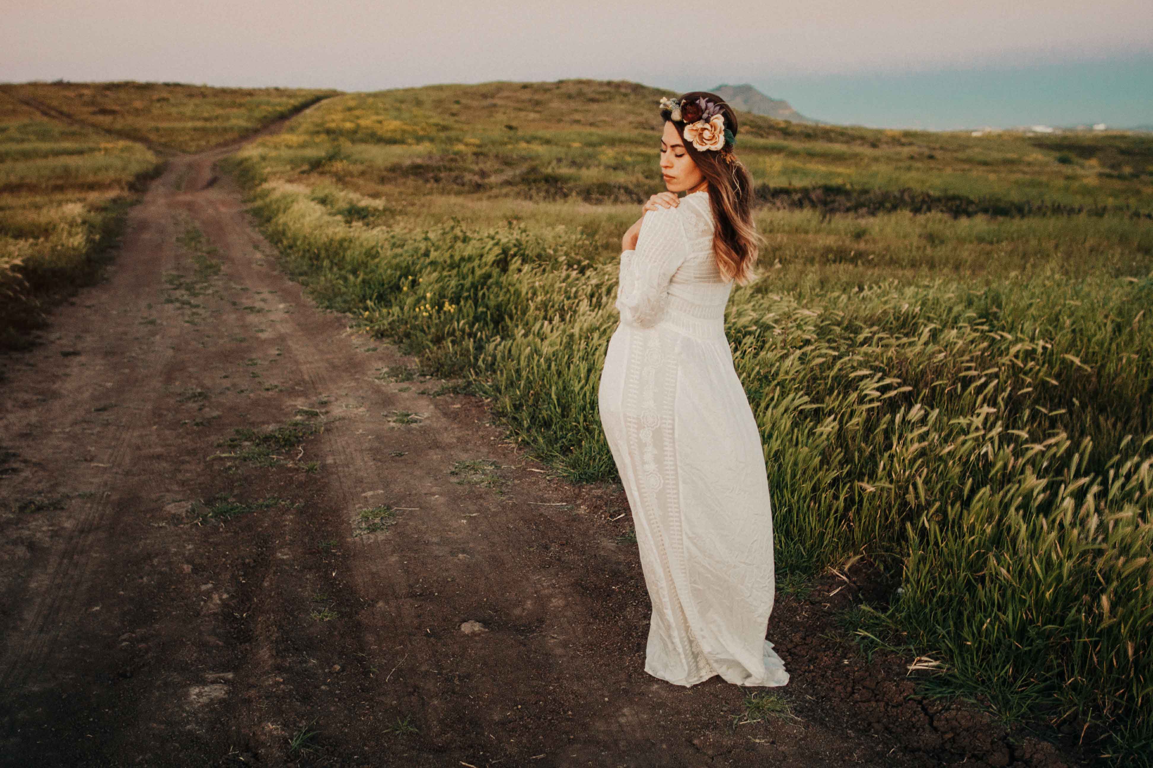 Novia posando en carretera desértica