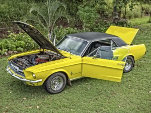 Coche amarillo con capó abierto