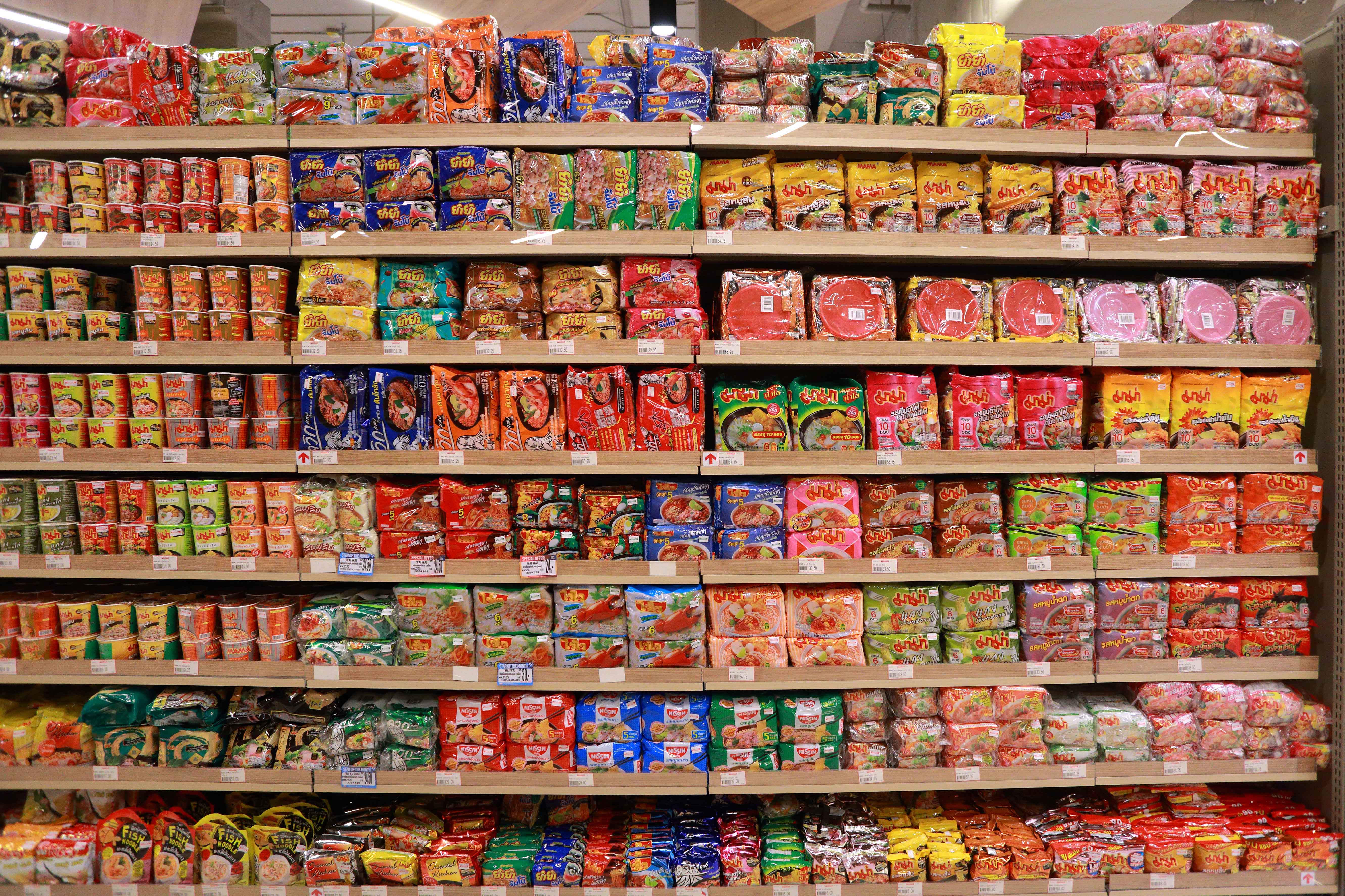 Estanterías de supermercado con multitud de marcas