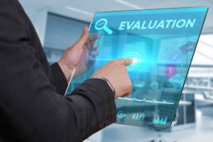 Hombre con pantalla que pone "evaluación"