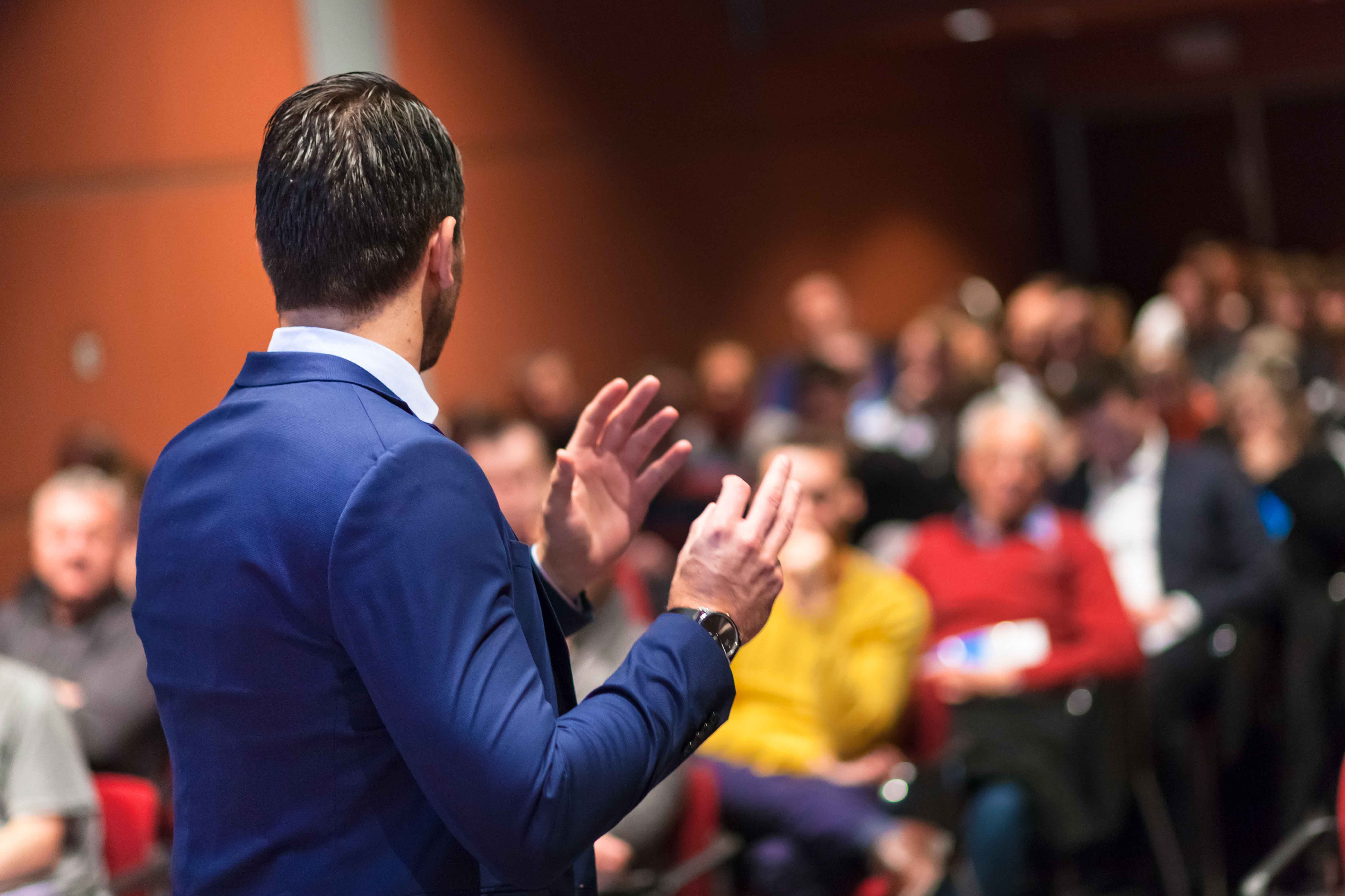 Ponente hablando en un congreso