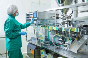Chica en línea de producción de farmacéutica