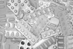 mosaico de fármacos en blanco y negro
