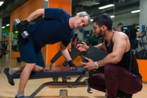 Señor realizando ejercicio en gimnasio