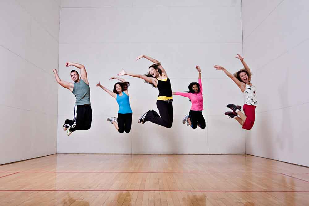 Grupo de gente saltando durante una coreografía