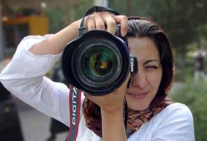 Chica sacando foto con cámara profesional