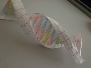 Molécula de ADN hecha en papel