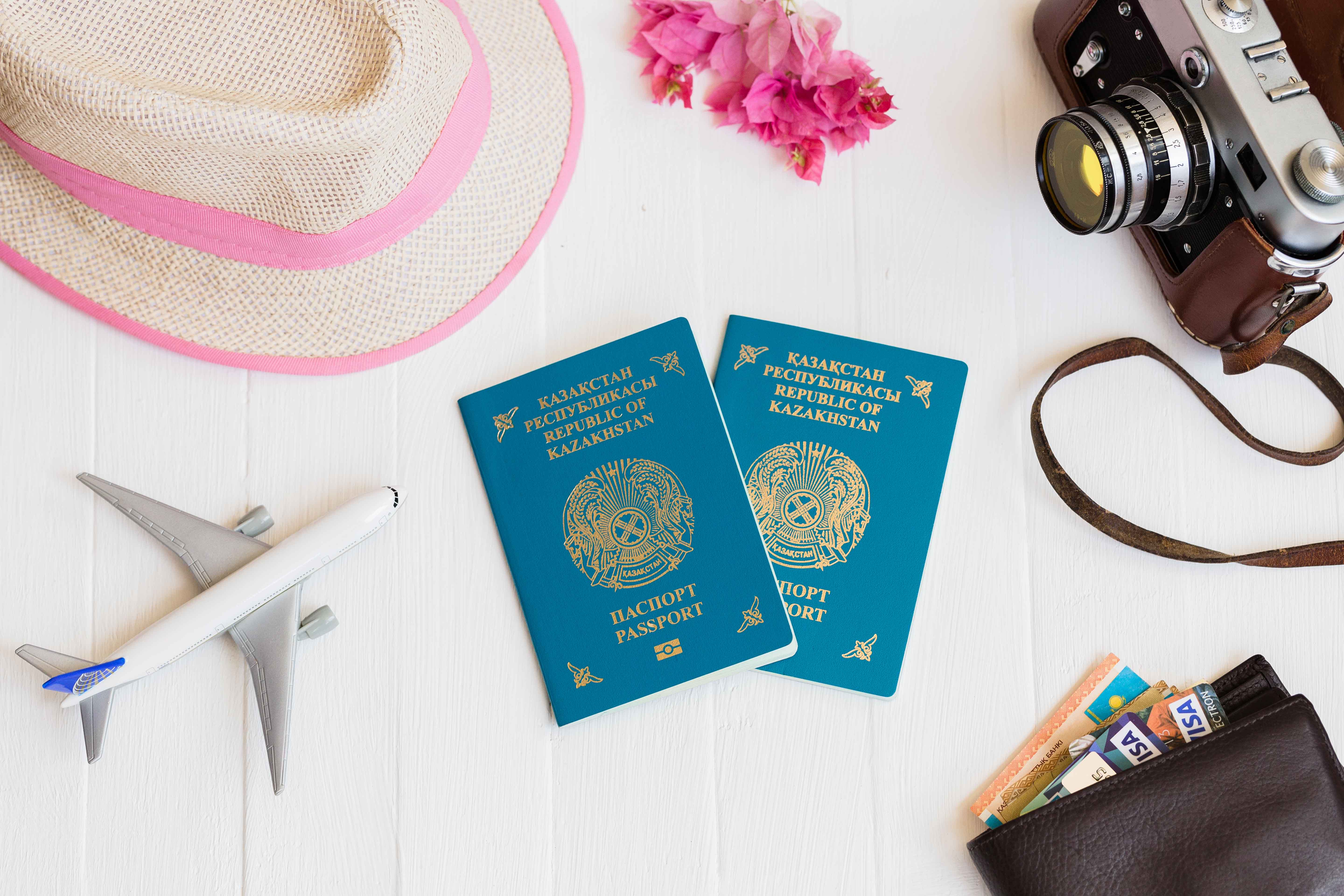 Pasaportes rodeados de decoración
