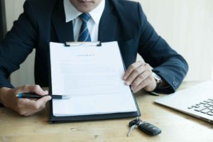 Ejecutivo enseñando documento