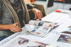 Chica revisando revista