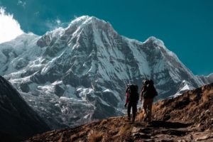 dos montañeros caminando