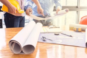 Planos sobre mesa